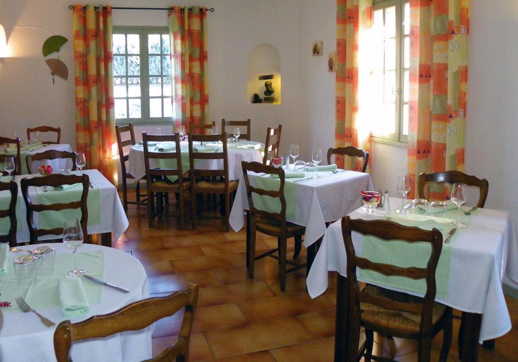Human Hotel Restaurant Park Villecroze Zimmer foto